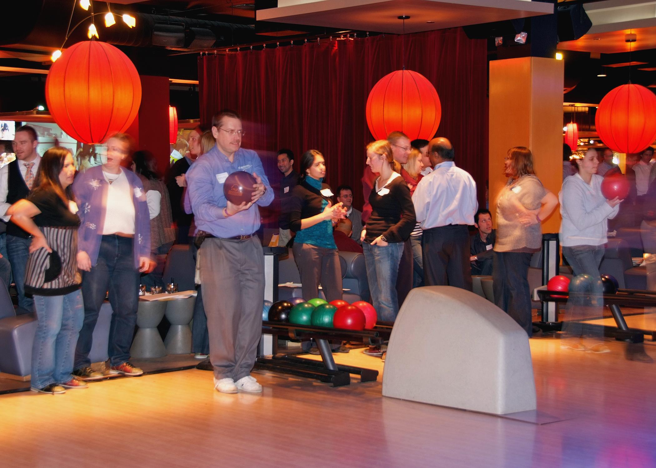 Bowling là một hoạt động thú vị, nhẹ nhàng và ai cũng có thể tham gia. Bowling đem lại tiếng cười sảng khoải trên nền nhạc sôi động, phù hợp với những sự kiến lớn của doanh nghiệp, nhất là các dịp cuối năm.
