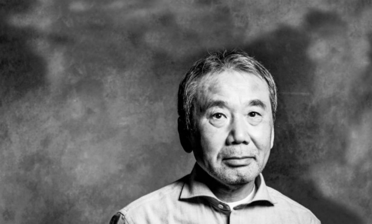 Haruki Murakami có thói quen viết lách, mỗi ngày ông chỉ viết 4000 chữ, một trang giấy 400 chữ, mỗi ngày viết được 10 trang thì dừng lại.